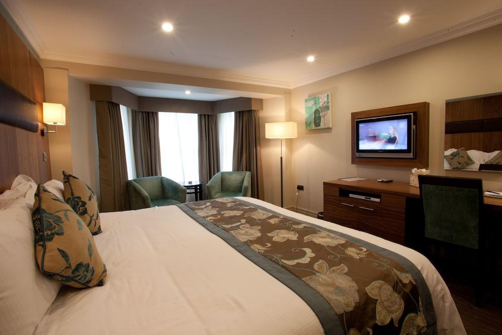 Ramada By Wyndham Cheltenham Golden Valley Exterior photo