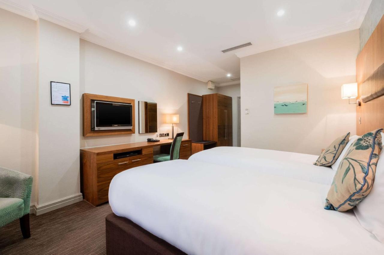 Ramada By Wyndham Cheltenham Golden Valley Exterior photo
