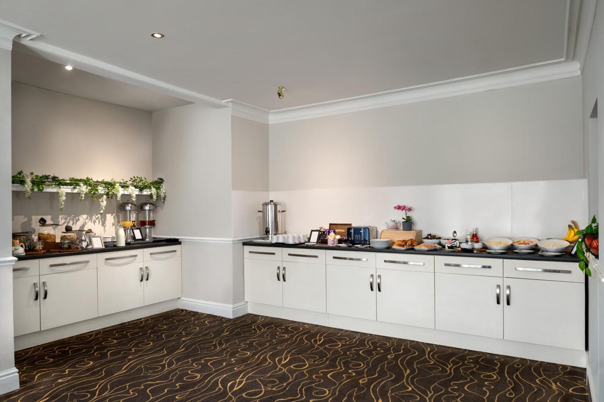 Ramada By Wyndham Cheltenham Golden Valley Exterior photo