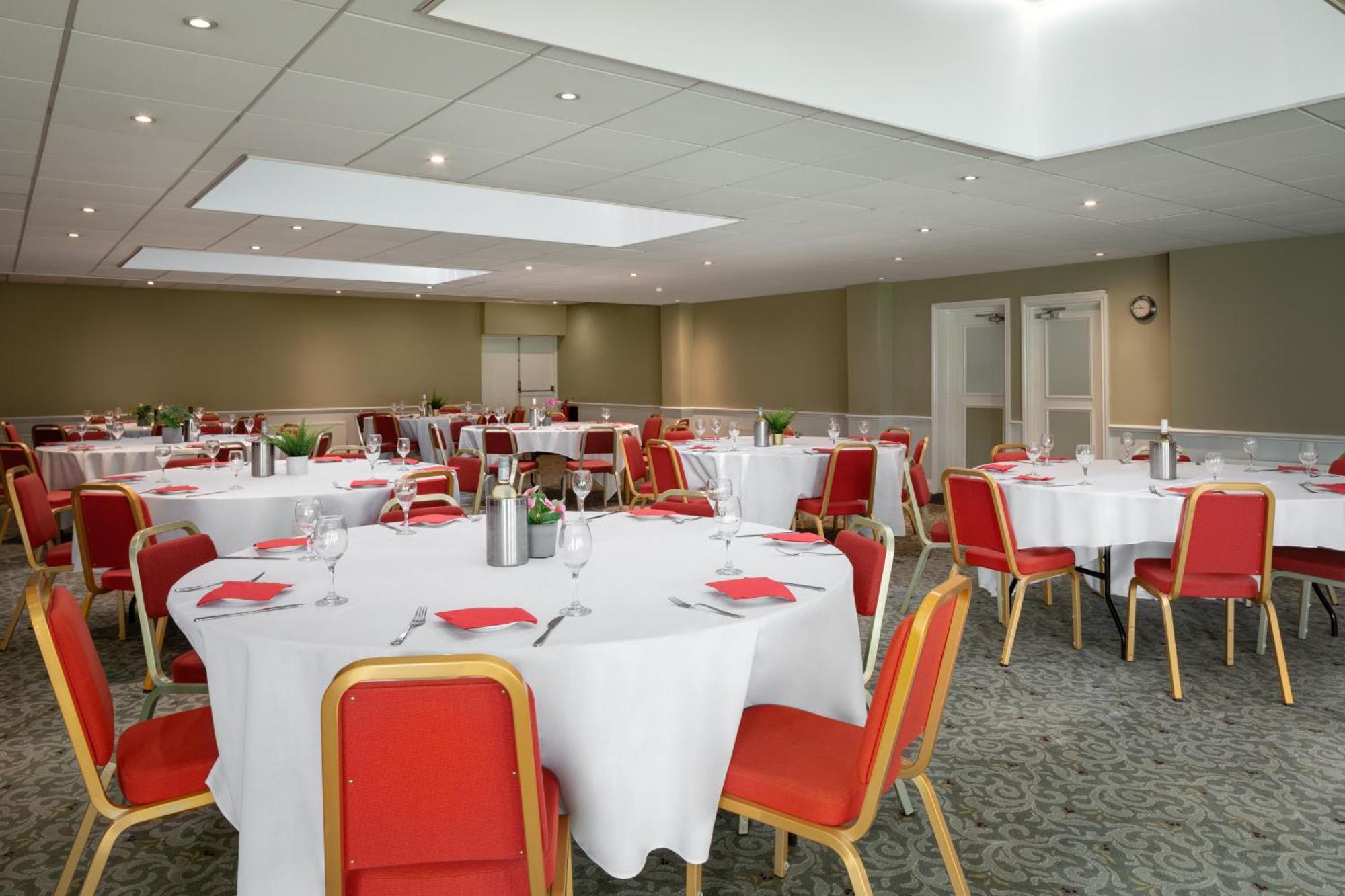 Ramada By Wyndham Cheltenham Golden Valley Exterior photo