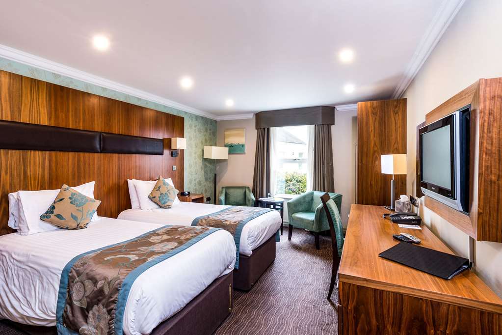 Ramada By Wyndham Cheltenham Golden Valley Room photo
